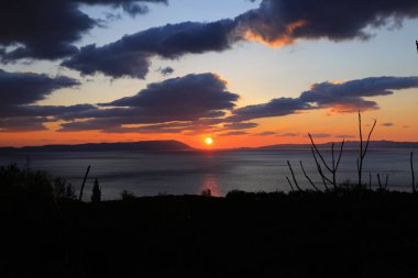  Hırvatistan 'daki Makarska Rivierası' nda deniz üzerinde gün batımı