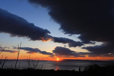  Hırvatistan 'daki Makarska Rivierası' nda deniz üzerinde gün batımı
