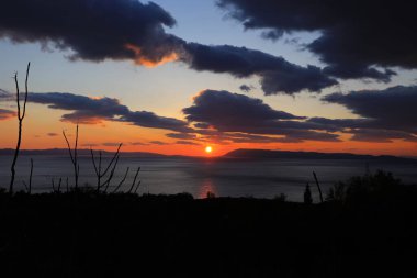  Hırvatistan 'daki Makarska Rivierası' nda deniz üzerinde gün batımı