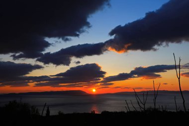  Hırvatistan 'daki Makarska Rivierası' nda deniz üzerinde gün batımı