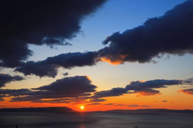  Hırvatistan 'daki Makarska Rivierası' nda deniz üzerinde gün batımı