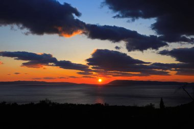  Hırvatistan 'daki Makarska Rivierası' nda deniz üzerinde gün batımı