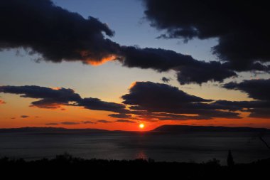  Hırvatistan 'daki Makarska Rivierası' nda deniz üzerinde gün batımı