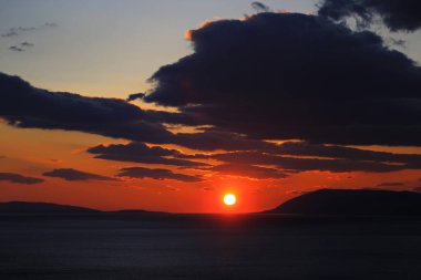  Hırvatistan 'daki Makarska Rivierası' nda deniz üzerinde gün batımı