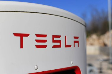 Vrgorac, Hırvatistan, 25.03.2021. Elektrikli arabalar için Tesla süperşarj aleti