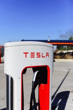 Vrgorac, Hırvatistan, 25.03.2021. Elektrikli arabalar için Tesla süperşarj aleti