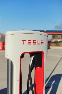 Vrgorac, Hırvatistan, 25.03.2021. Elektrikli arabalar için Tesla süperşarj aleti