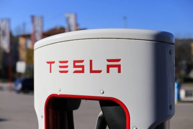 Vrgorac, Hırvatistan, 25.03.2021. Elektrikli arabalar için Tesla süperşarj aleti