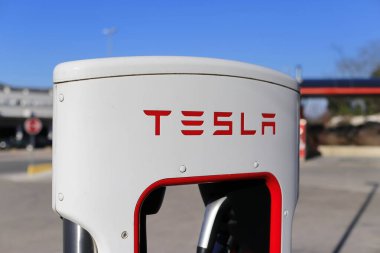 Vrgorac, Hırvatistan, 25.03.2021. Elektrikli arabalar için Tesla süperşarj aleti