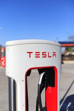Vrgorac, Hırvatistan, 25.03.2021. Elektrikli arabalar için Tesla süperşarj aleti
