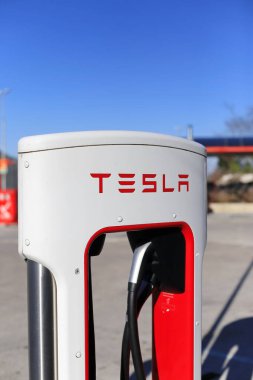 Vrgorac, Hırvatistan, 25.03.2021. Elektrikli arabalar için Tesla süperşarj aleti