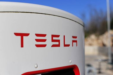 Vrgorac, Hırvatistan, 25.03.2021. Elektrikli arabalar için Tesla süperşarj aleti
