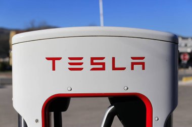 Vrgorac, Hırvatistan, 25.03.2021. Elektrikli arabalar için Tesla süperşarj aleti