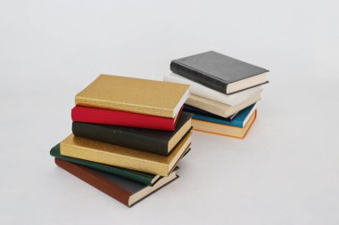 Beyaz arkaplan üzerine kitap yığını