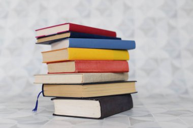 Beyaz arkaplan üzerine kitap yığını