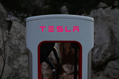 Vrgorac, Hırvatistan, 26,03,2021. Elektrikli araba için Tesla süperşarj aleti
