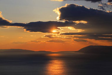 Hırvatistan 'daki Makarska Rivierası' nda deniz üzerinde gün batımı