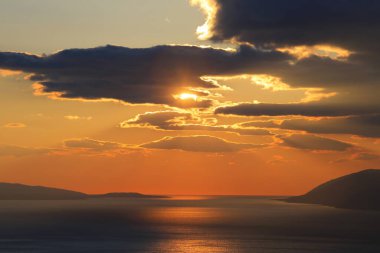 Hırvatistan 'daki Makarska Rivierası' nda deniz üzerinde gün batımı