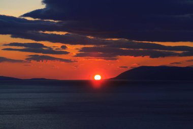 Hırvatistan 'daki Makarska Rivierası' nda deniz üzerinde gün batımı