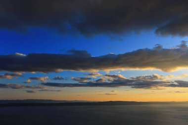 Hırvatistan 'daki Makarska Rivierası' nda deniz üzerinde gün batımı