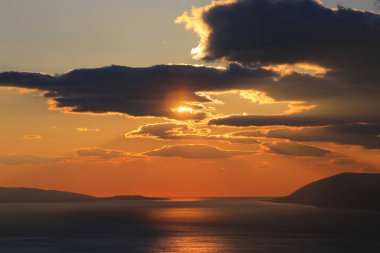 Hırvatistan 'daki Makarska Rivierası' nda deniz üzerinde gün batımı