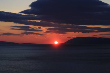 Hırvatistan 'daki Makarska Rivierası' nda deniz üzerinde gün batımı