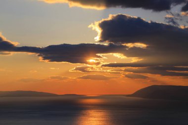 Hırvatistan 'daki Makarska Rivierası' nda deniz üzerinde gün batımı