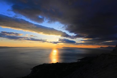 Hırvatistan 'daki Makarska Rivierası' nda deniz üzerinde gün batımı