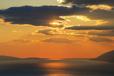 Hırvatistan 'daki Makarska Rivierası' nda deniz üzerinde gün batımı