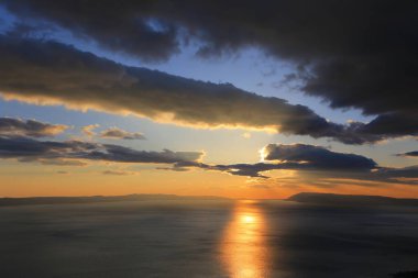 Hırvatistan 'daki Makarska Rivierası' nda deniz üzerinde gün batımı
