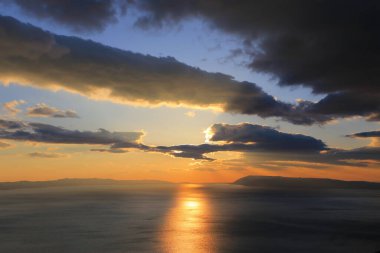 Hırvatistan 'daki Makarska Rivierası' nda deniz üzerinde gün batımı