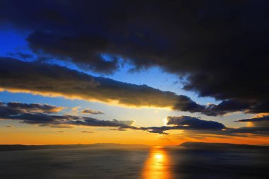 Hırvatistan 'daki Makarska Rivierası' nda deniz üzerinde gün batımı