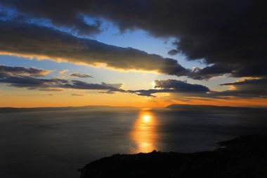 Hırvatistan 'daki Makarska Rivierası' nda deniz üzerinde gün batımı