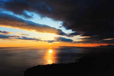 Hırvatistan 'daki Makarska Rivierası' nda deniz üzerinde gün batımı