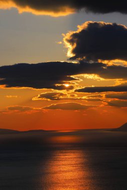 Hırvatistan 'daki Makarska Rivierası' nda deniz üzerinde gün batımı