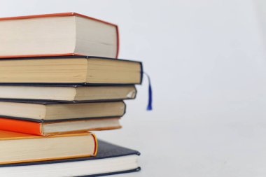 Beyaz arkaplan üzerine kitap yığını