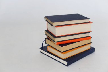Beyaz arkaplan üzerine kitap yığını