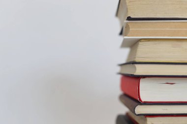 Beyaz arkaplan üzerine kitap yığını