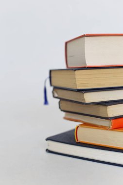 Beyaz arkaplan üzerine kitap yığını