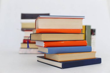 Beyaz arkaplan üzerine kitap yığını