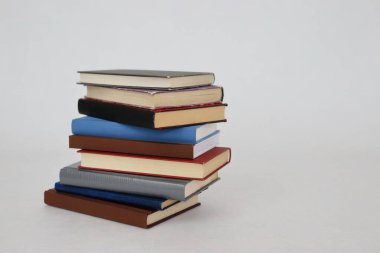 Beyaz arkaplan üzerine kitap yığını
