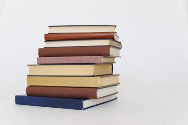 Beyaz arkaplan üzerine kitap yığını