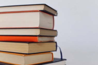 Beyaz arkaplan üzerine kitap yığını