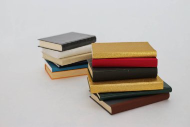 Beyaz arkaplan üzerine kitap yığını