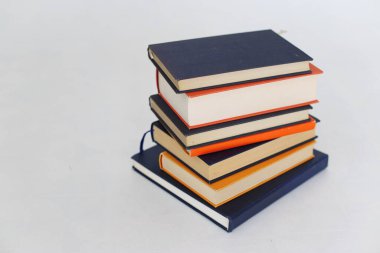 Beyaz arkaplan üzerine kitap yığını