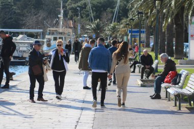 Makarska, Hırvatistan, 27.03.2021. Hırvatistan 'ın Makarska kentinde güneşli bir gün