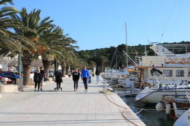 Makarska, Hırvatistan, 27.03.2021. Hırvatistan 'ın Makarska kentinde güneşli bir gün