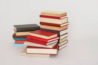 Kitapçıda beyaz bir masada kitaplar.