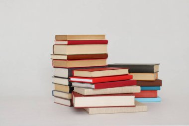 Kitapçıda beyaz bir masada kitaplar.