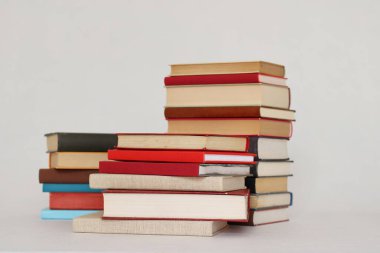 Kitapçıda beyaz bir masada kitaplar.